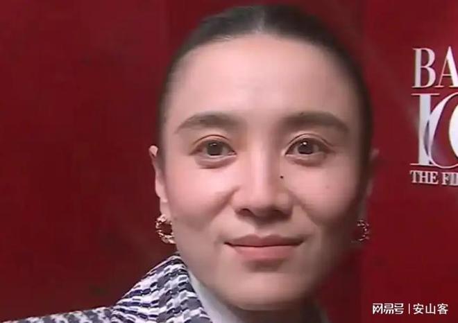 坏杨幂不敢露脸只有赵今麦扛住了！j9九游会登录芭莎之夜被镜头签吓(图2)