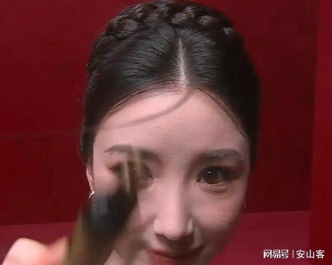 坏杨幂不敢露脸只有赵今麦扛住了！j9九游会登录芭莎之夜被镜头签吓(图7)