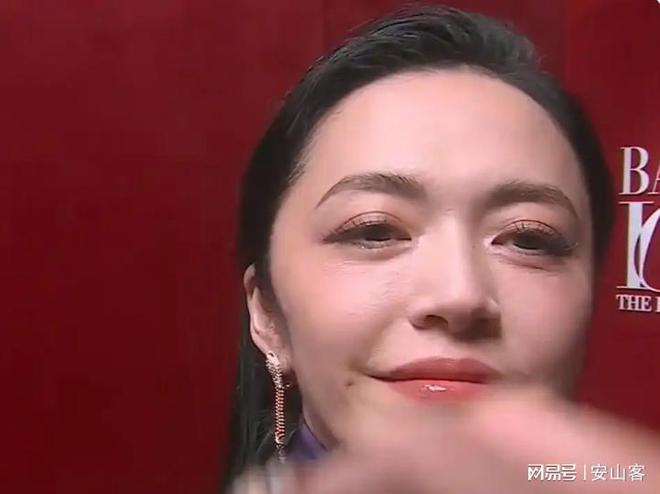 坏杨幂不敢露脸只有赵今麦扛住了！j9九游会登录芭莎之夜被镜头签吓(图6)
