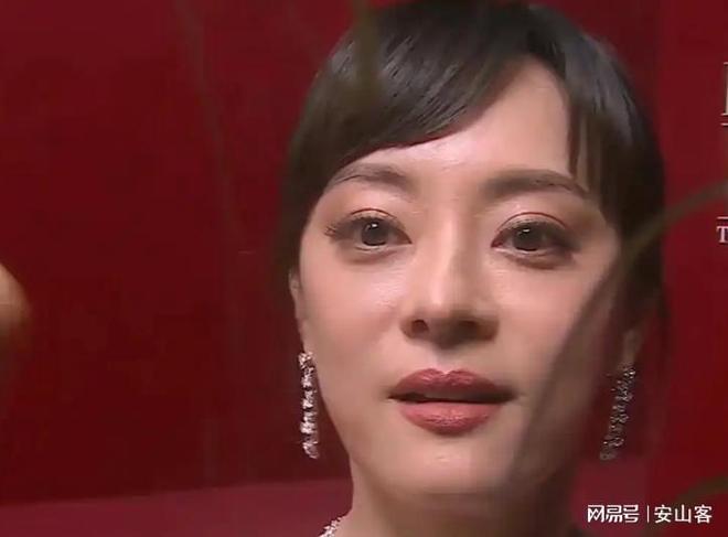 坏杨幂不敢露脸只有赵今麦扛住了！j9九游会登录芭莎之夜被镜头签吓(图8)