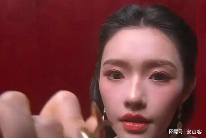 坏杨幂不敢露脸只有赵今麦扛住了！j9九游会登录芭莎之夜被镜头签吓(图9)